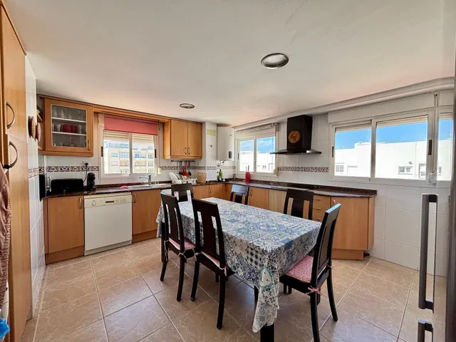 Apartamento en primera línea de playa de Gandia en residencial con piscina comunitaria, garaje y trastero. — 17