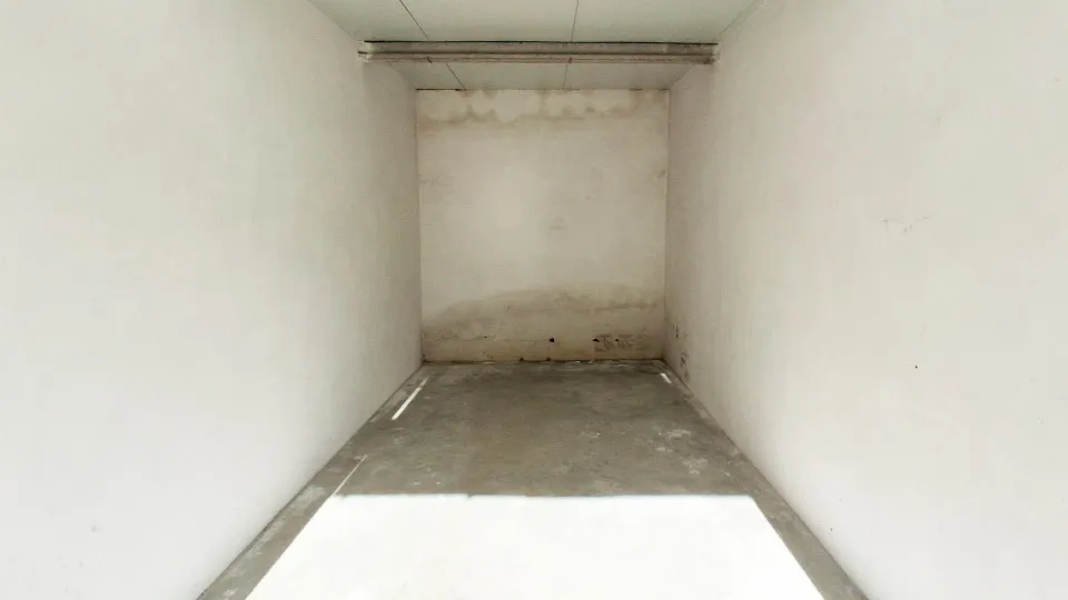 Urbis te ofrece una plaza de garaje cerrada en venta, zona Zarapicos, Pueblo, Salamanca.