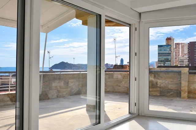 Se vende atico 5 habitaciones  totalmente reformado con vistas al mar  en pleno centro d Benidorm — 10