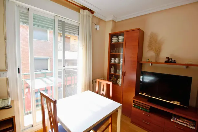 PISO DE UNA HABITACIÓN CON ASCENSOR EN CARABANCHEL - foto 2