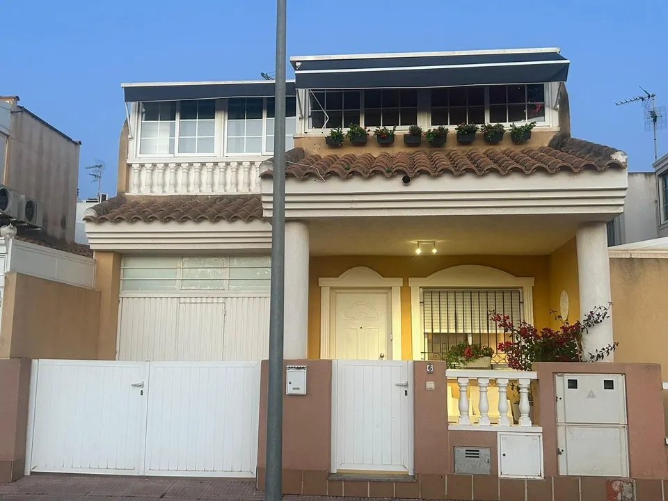 CHALET PAREADO CON GARAJE EN LOS ALCAZARES