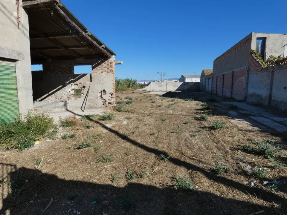 ++ 2000M2 DE SOLAR URBANO, A 2 CALLES, 3.5 PLANTAS ( 7.500M DE TECHO)++