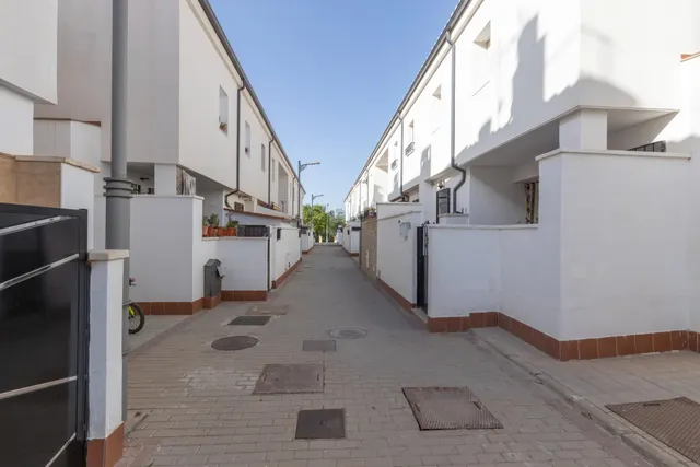 CASA EN VENTA EN GUADIX – ZONA MERCADONA — 28