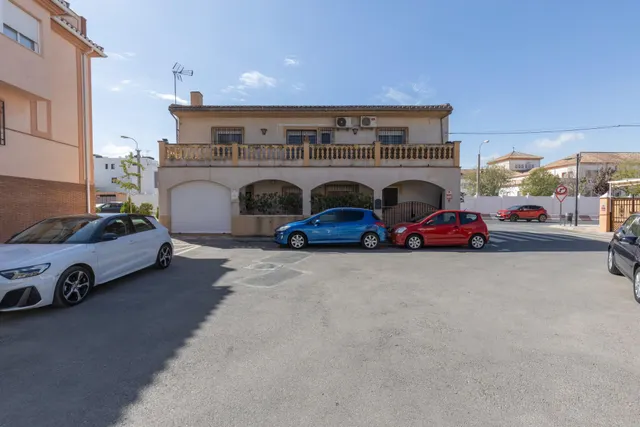 Casa en Armilla con terraza, patio y amplia cochera — 38