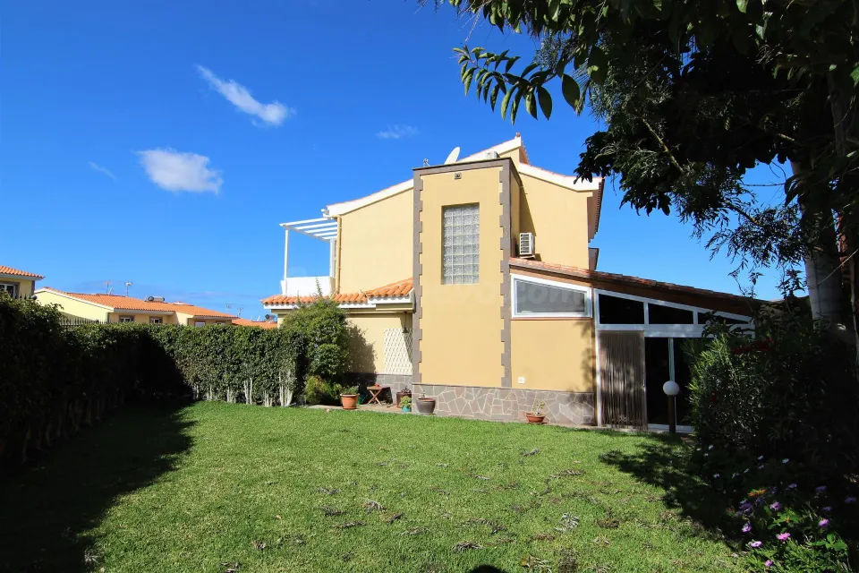 MONTAÑA LA DATA - casa con jardin y espectaculares vistas