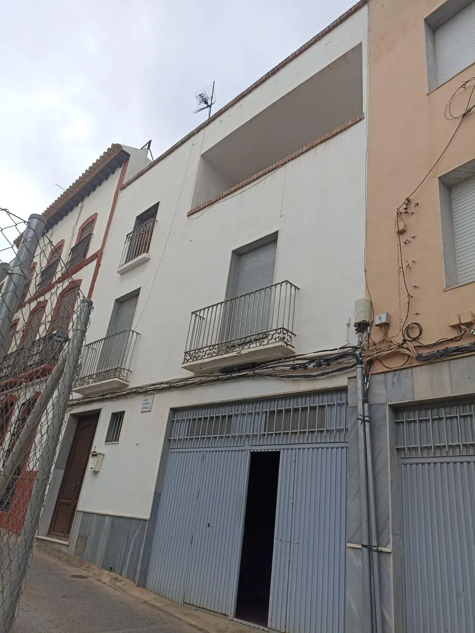 Casa en canjayar zona plaza del ayuntamiento de siete habitaciones trea baños para reformar