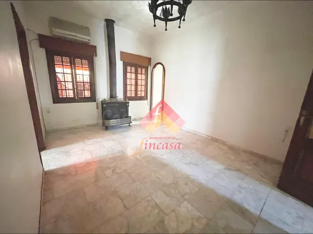SE VENDE AMPLIO CHALET CON COCHERA EN EL CENTRO