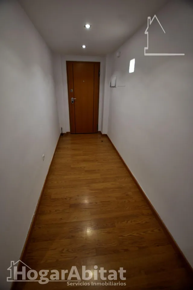 ¡Zona centro! Amplio y luminoso con garaje y balcón de vistas despejadas — 31