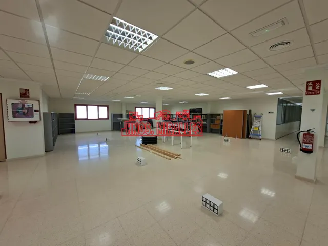 ¡¡ EN ALQUILER, GRAN OFICINA 653 m2 A 5 MINUTOS DEL AEROPUERTO Y CIUDAD DE LA LUZ !! — 3