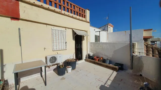 Casa de pueblo tradicional de 250 m2 en Canet centro: 3 alturas diáfanas para proyecto de rehabilitación a medida — 2
