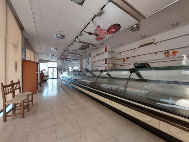 LOCAL ESQUINERO -AV. CATALUNYA- - foto 2