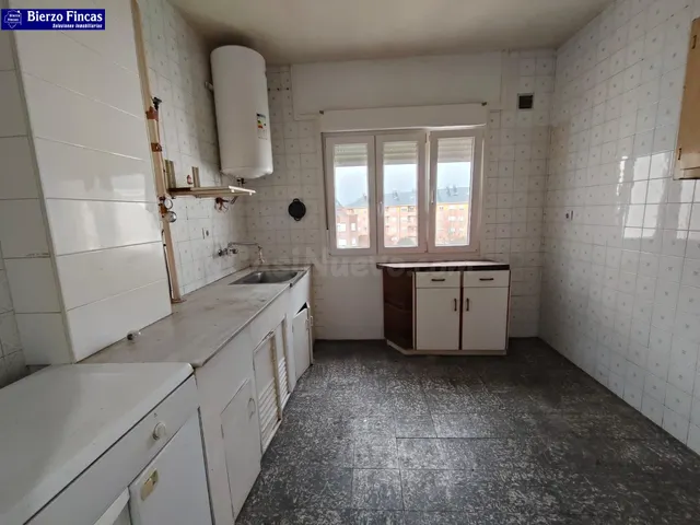 SE VENDE PISO CON ASCENSOR EN PONFERRADA - foto 5