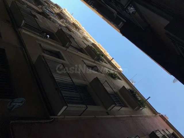 Edificio con derecho a vuelo en el centro de Barcelona — 9