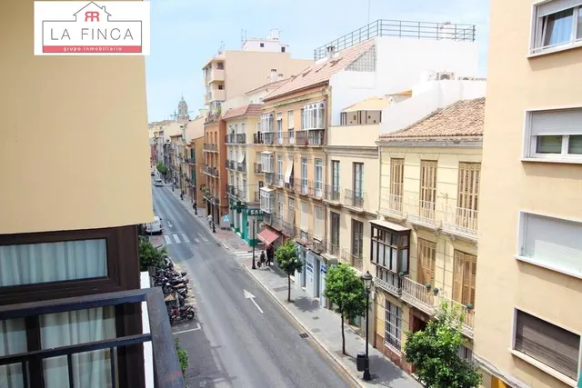Edificio  con local comercial en plena Calle Victoria — 8