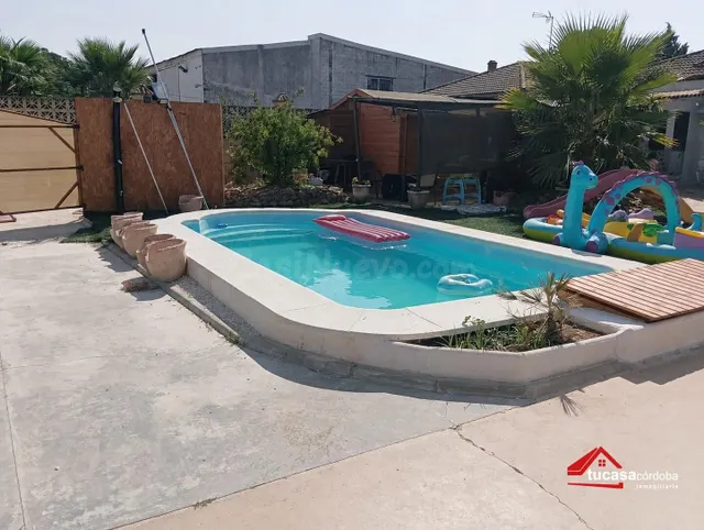 ¡Vive rodeado de naturaleza en este magnífico chalet de una 