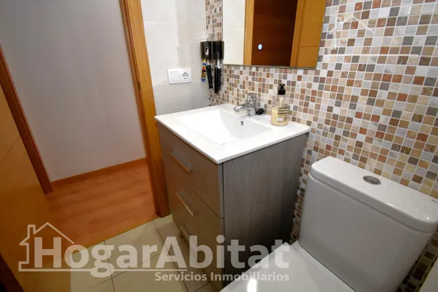 Seminuevo con piscina, garaje, trastero y terraza cerca del mar — 36