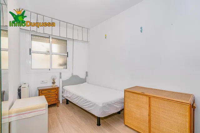 Piso de 4 dorm. con ascensor y Plaza de aparcamiento. Avda. de Madrid. — 21