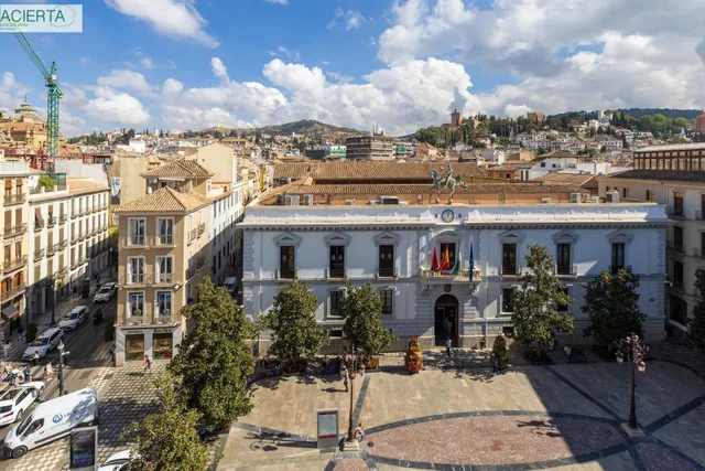 GRAN PISO EN PLAZA DEL CARMEN FRENTE AL AYUNTAMIENTO. — 40
