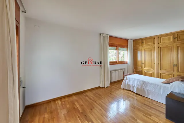 ESPETACULAR CASA EN ZONA EXCLUSIVA Y TRANQUILA CON JARDÍN — 32