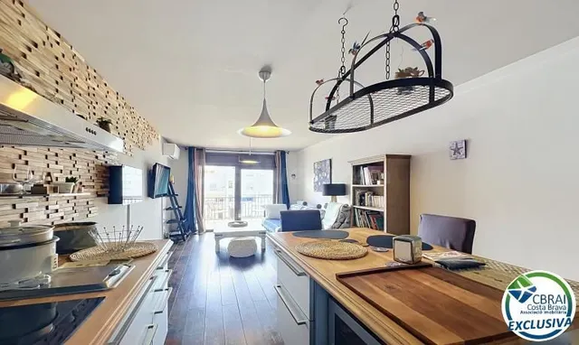 Apartamento con vistas al canal, terraza y parking en Empuri - foto 2