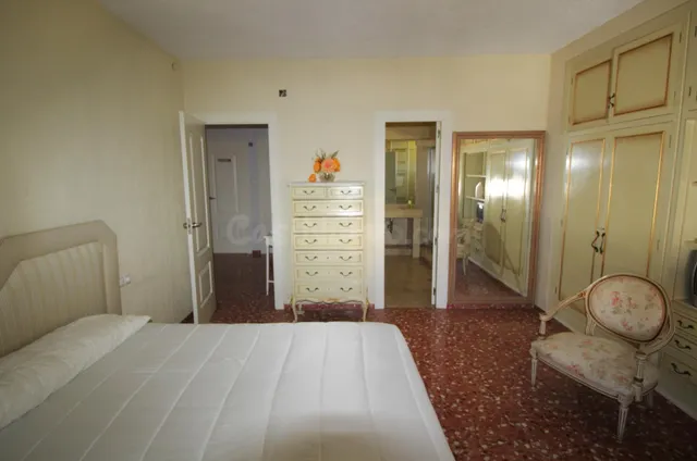Amplio Chalet en Petrer (Alicante) con Parcela de 809 m2 - foto 3