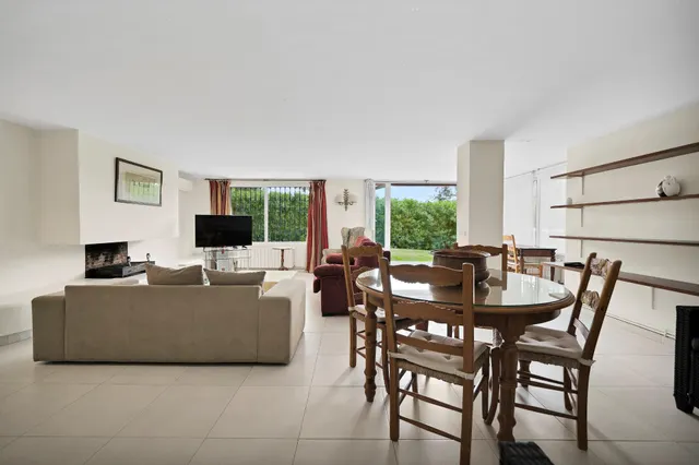 Alquiler larga temporada - Villa Privada con Piscina y Amplio Jardín en Cerrado de Elviria, Marbella — 19