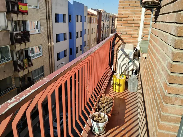 Piso de 72m2 útiles. Distribuido en tres dormitorios, salón, cocina, baño, despensa y amplio balcón — 20