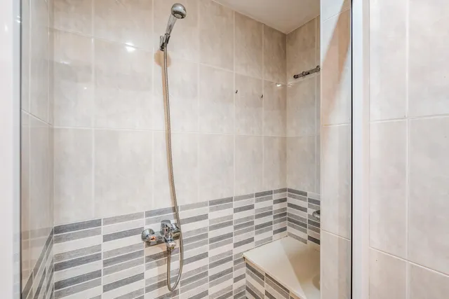 Piso 77m2., 3 Dormitorios, 2 Baños. Exterior con Patio y Ascensor. — 22