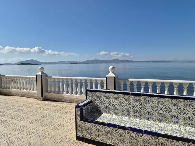 Apartamento situado en la urbanización Torre Luquillo, en el kilómetro 5,5 de La Manga del Mar Menor, que destaca por sus impresionantes vistas tanto al Mar Menor como al mar Mediterráneo. — 27