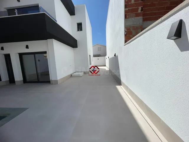 Chalet independiente de diseño con piscina privada y jardín en Heredades — 4