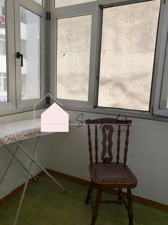 Alquiler en Pintor Comeiro, plaza de la Independencia. — 27