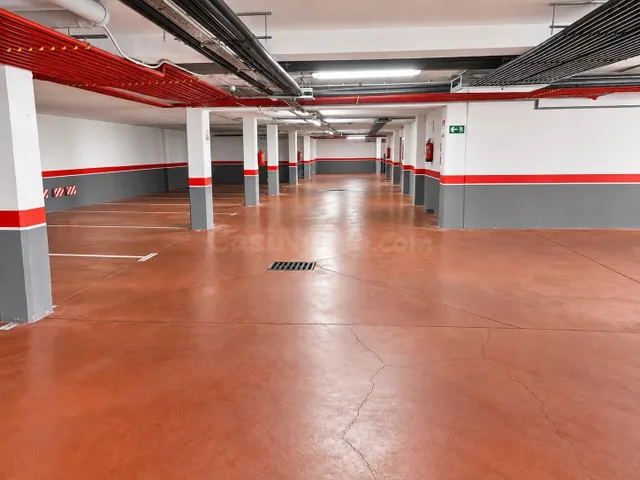 OPORTUNIDAD ÚNICA: Plaza de garaje grande, con punto de carg - foto 3