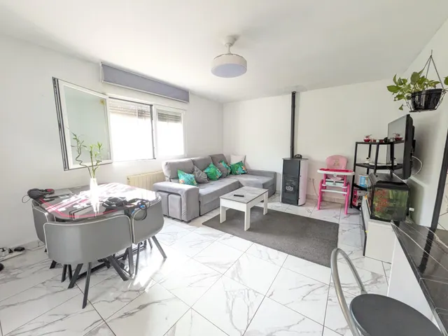 CHALET CON PISCINA EN URBANIZACIÓN — 7