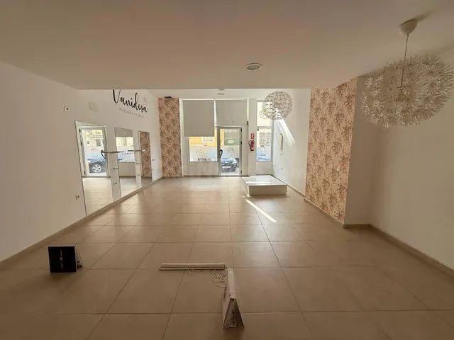 Oportunidad Única: Local Comercial en el Corazón de Badajoz - foto 3