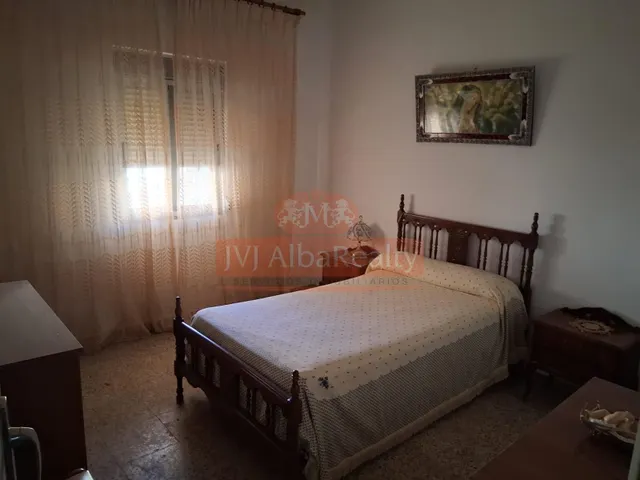 SE VENDE CASA CON PATIO EN LOS ANGUIJES. — 9