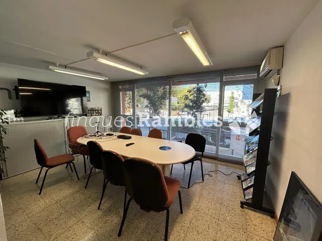 LOCAL COMERCIAL A L'AVINGUDA BARCELONA — 10
