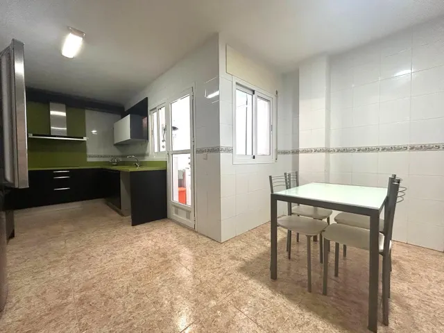 Amplio y Luminoso Piso en El Ejido Norte - Excelente Oportunidad por €129,900 — 9