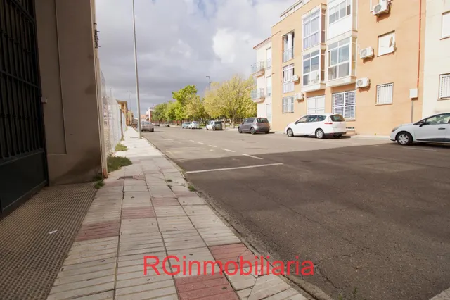 Apartamento 2 habitaciones, patio, trastero y zona aparcamiento. — 24