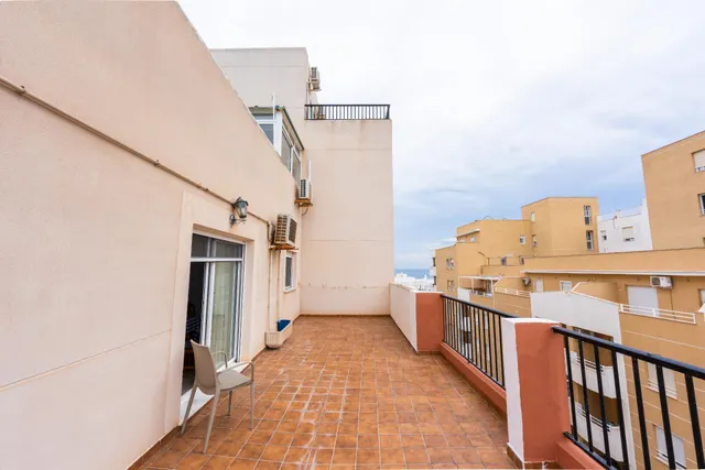 Ático Exclusivo en Roquetas de Mar con Amplia Terraza y Piscina Comunitaria — 50