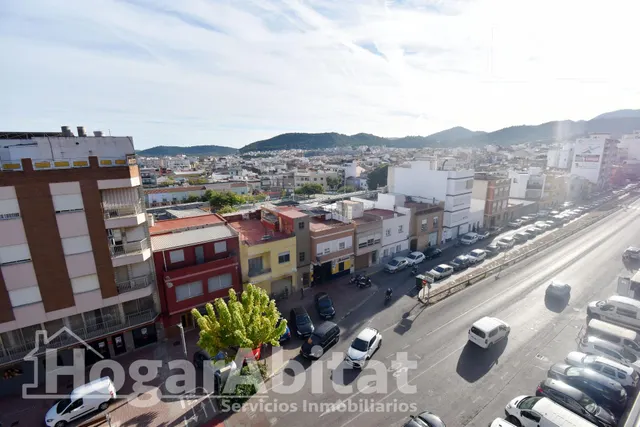 ¡Vistas panorámicas! Alto, bonito y luminoso con ascensor y balcón, cerca del centro — 13