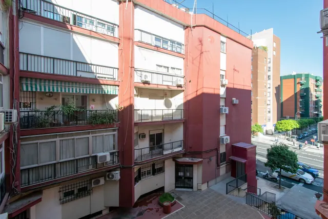 Bonito piso próximo a Santa Justa con terraza y ascensor. — 24
