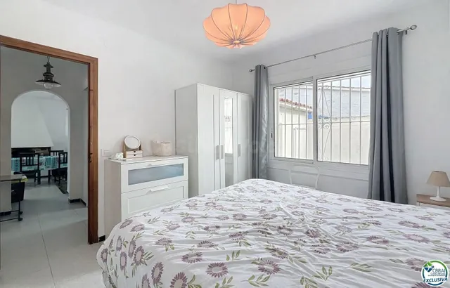 Casa dividida en 2 apartamentos con garaje en Empuriabrava. - foto 5