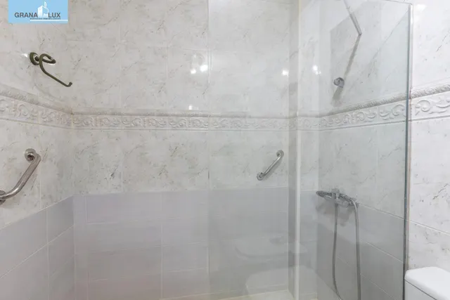 Amplia vivienda en pleno centro de Granada — 24