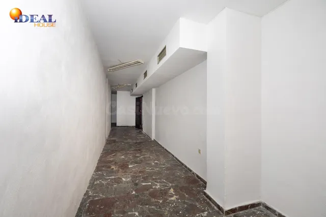 Local comercial junto a calle Alhamar. Ideal para oficina, despacho o almacén. Muy económico — 4