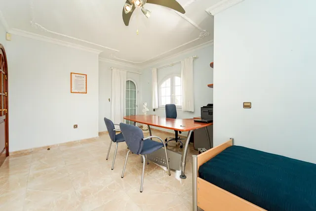 Elegante villa de 4 dormitorios en Arguineguín | Vistas panorámicas al mar, gran parcela y un potencial excepcional! — 36