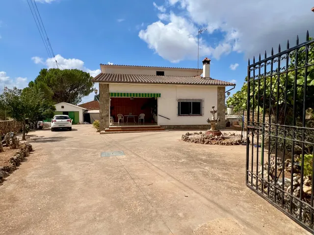 E.  FINCA CON PISCINA, HUERTO, POZO Y VIVIENDA DE 3 PLANTAS — 32