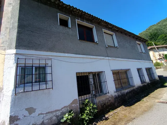 Venta de vivienda en planta primera y local en  planta baja unido a edificio de dos alturas en Gordexola — 8