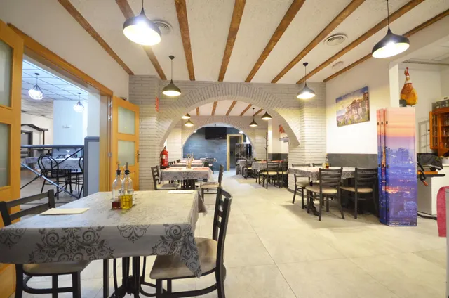 Negocio de restaurante-bar en funcionamiento en local esquinero de 402 m2 — 27
