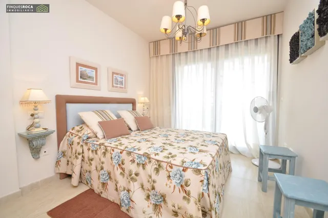 Ático de 2 habitaciones con vistas al mar, parking y piscina - foto 4