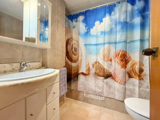 3 dormitorios, jardín, parking, piscina comunitaria. — 21